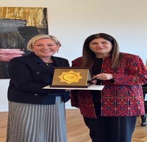 Foreign Minister pays first official visit to Iceland and meets with the president and senior Icelandic officials