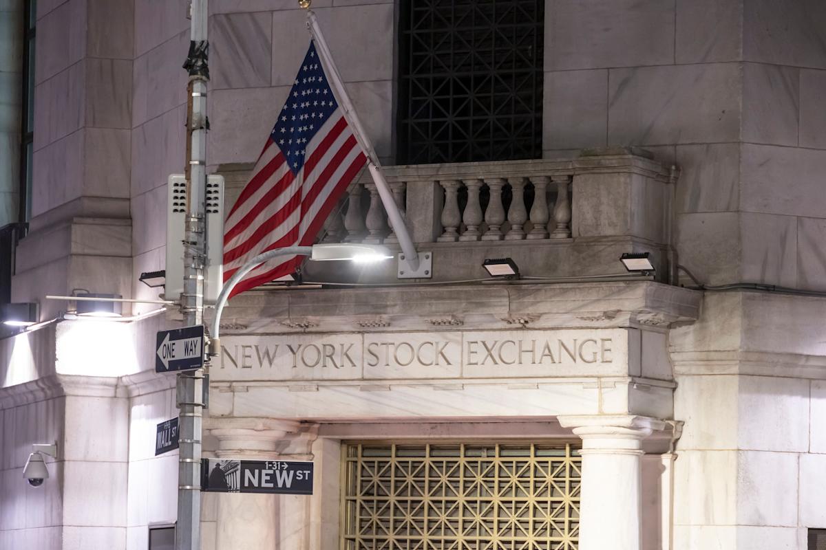 Dow, S&P 500, Nasdaq rise as Trump talks down tariff threats, regional bank jitters ease