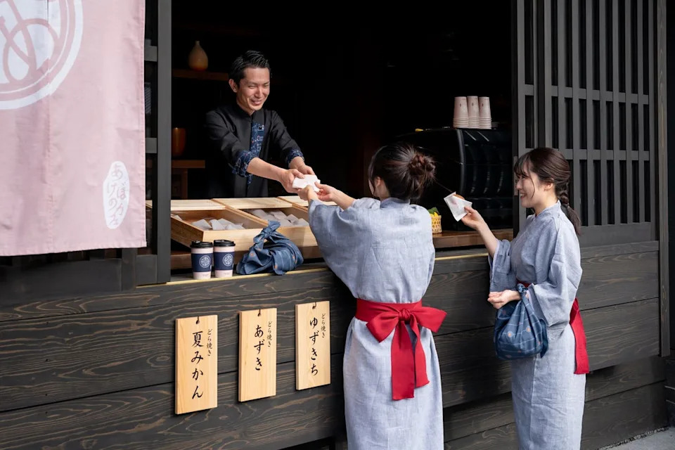 Pick up a pancake on your way along a wellness walk (KAI Nagato)
