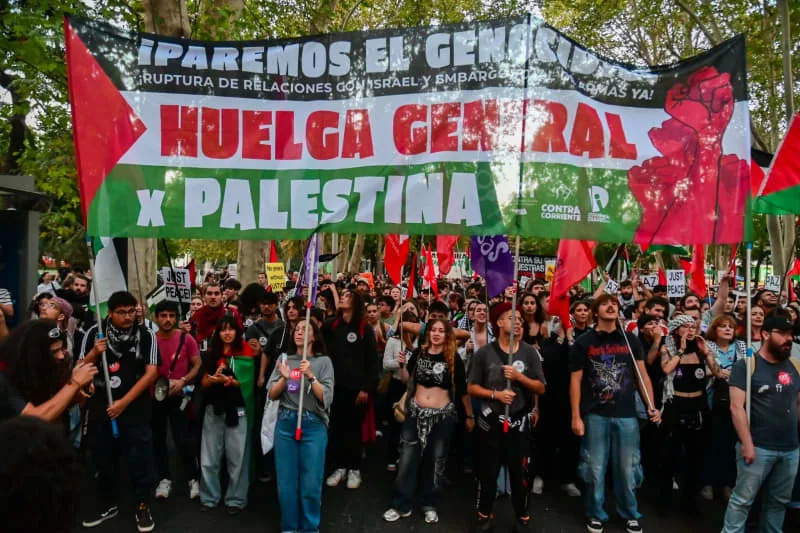 People with banners and Palestinian flags march between Atocha and Callao in solidarity with Palestine. Richard Zubelzu/ZUMA Press Wire/dpa