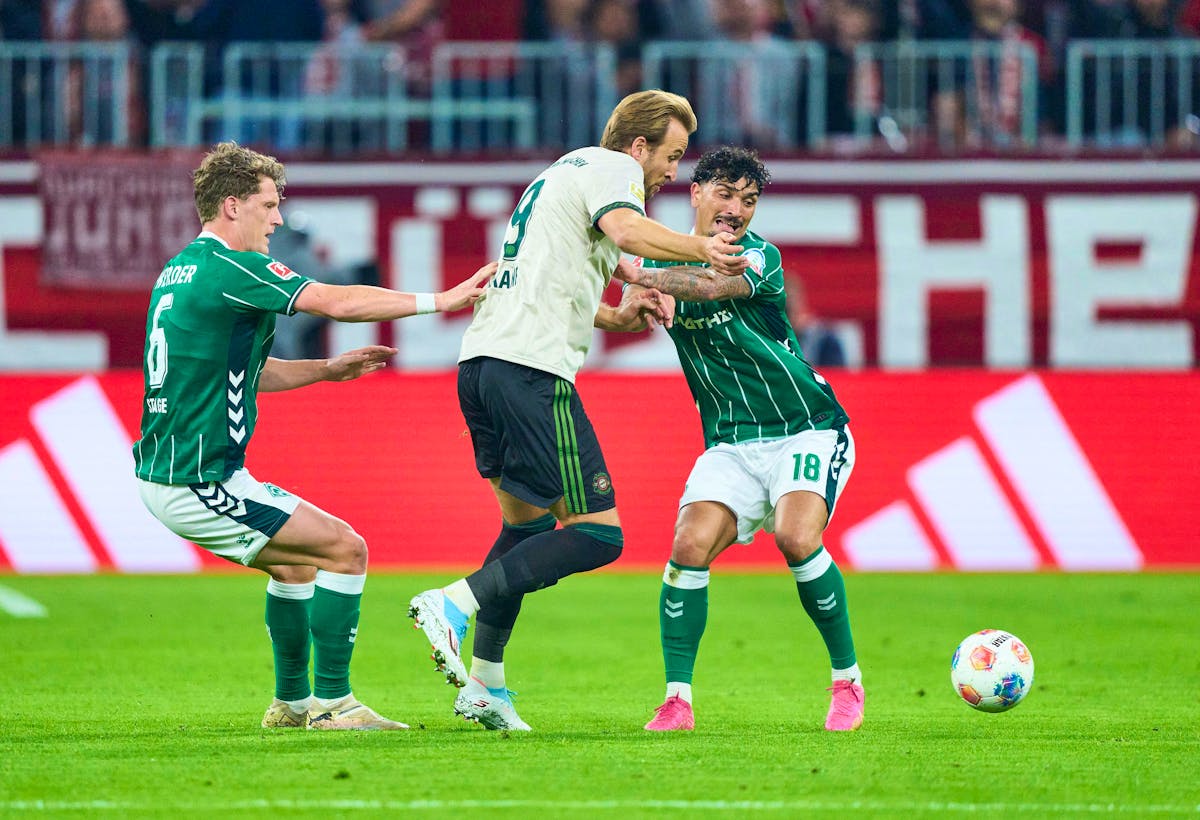 Im Duell mit Harry Kane: Cameron Puertas (r).