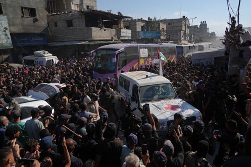 Un rassemblement pour accueillir les détenus palestiniens libérés qui arrivent en bus dans la bande de Gaza, à Khan Younès, le lundi 13 octobre 2025.