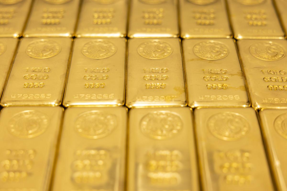 Gold Climbs to Record on US-China Tensions and Fed Rate-Cut Bets