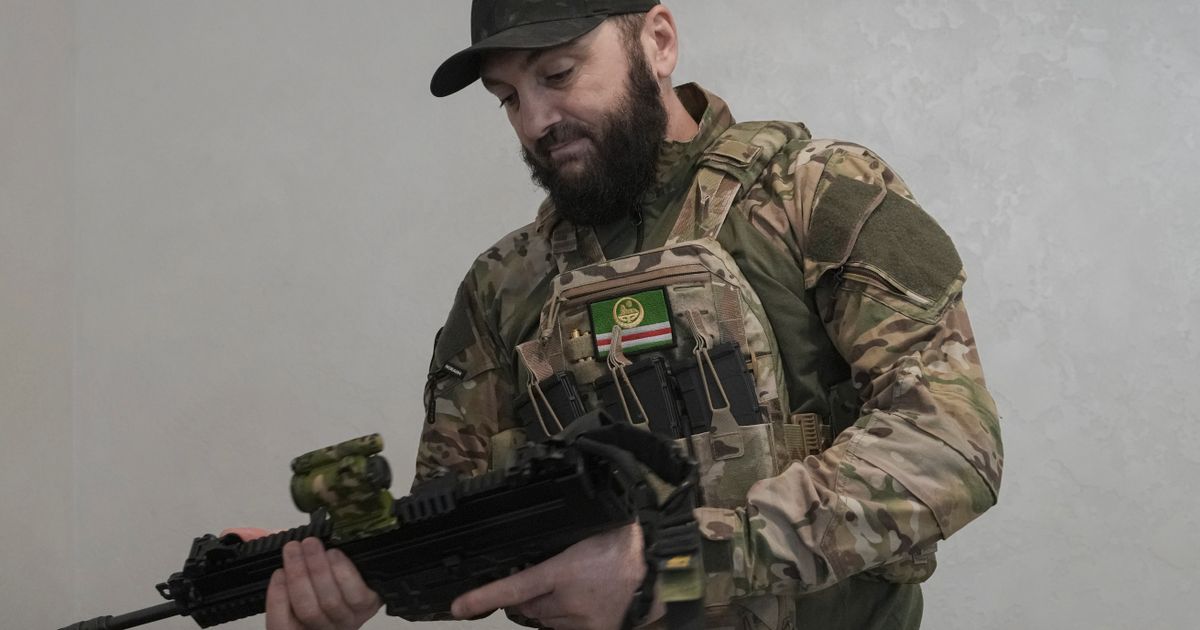 Adam eskorterades till Ukraina av svenskar