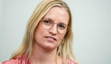 Champagne og gourmet: Topministers luksus-flyvetur kostede 94.183 kroner