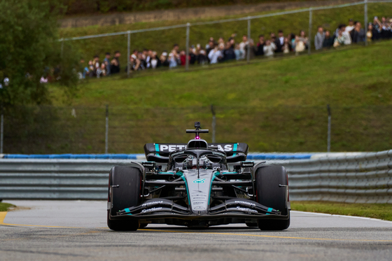 Formula One racing driver Valtteri Bottas drives the Mercedes-AMG F1 W13 E Performance racing car on Sunday at the Peaches. Run Universe 2025 show run event in Yongin, Gyeonggi. [PEACHES]