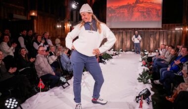 en person som går foran en folkemengde