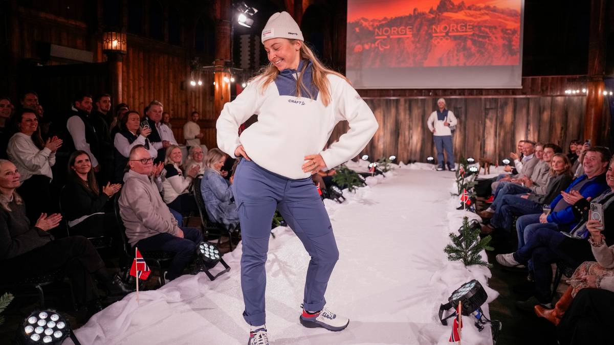 en person som går foran en folkemengde