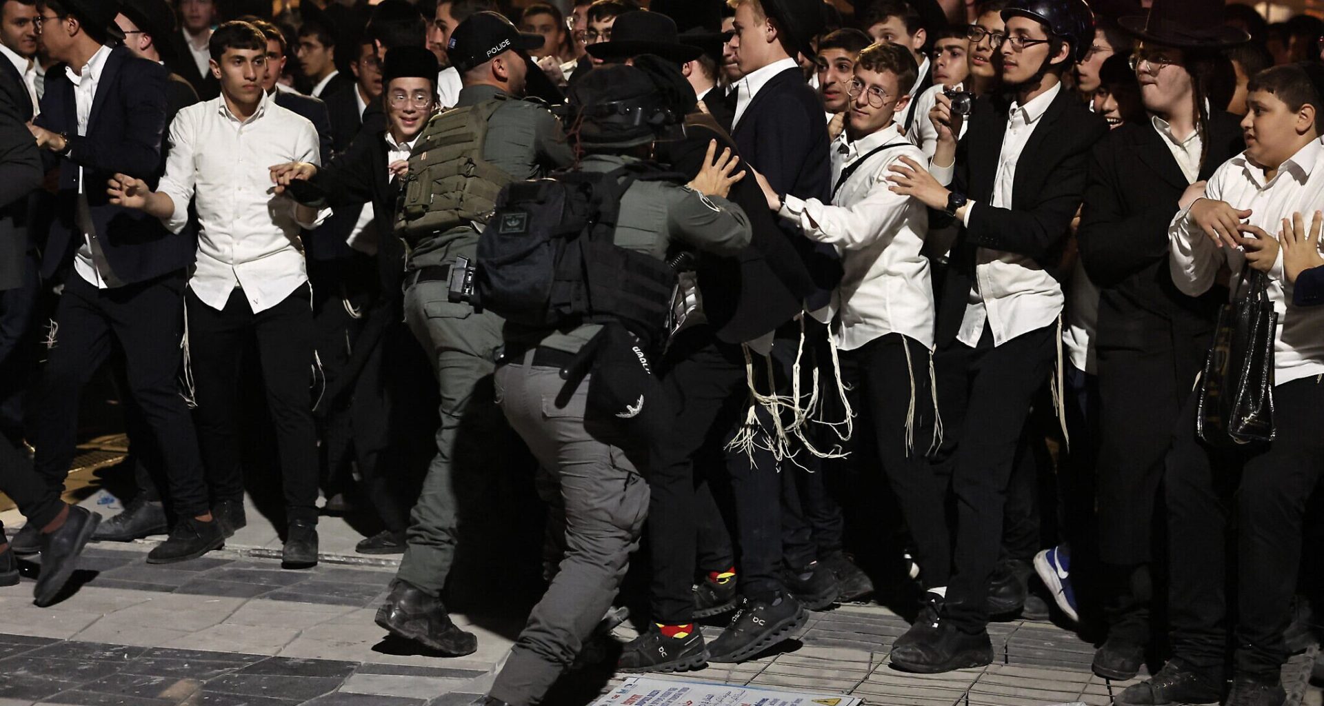 Hundreds of ultra-Orthodox men clash with cops at end of anti-enlistment protest