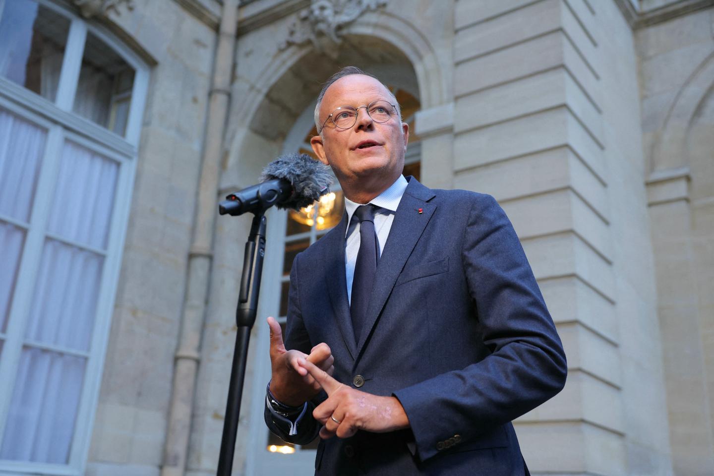 Édouard Philippe, ex primo ministro di Macron (e probabile candidato del suo partito alle prossime elezioni) si unisce alle voci che chiedono elezioni presidenziali anticipate