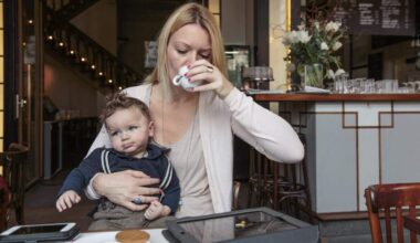 Een werkende vrouw met haar 8 maanden oude zoontje op schoot. Veel vrouwen hebben het gevoel dat ze te veel ballen tegelijk in de lucht moeten houden.