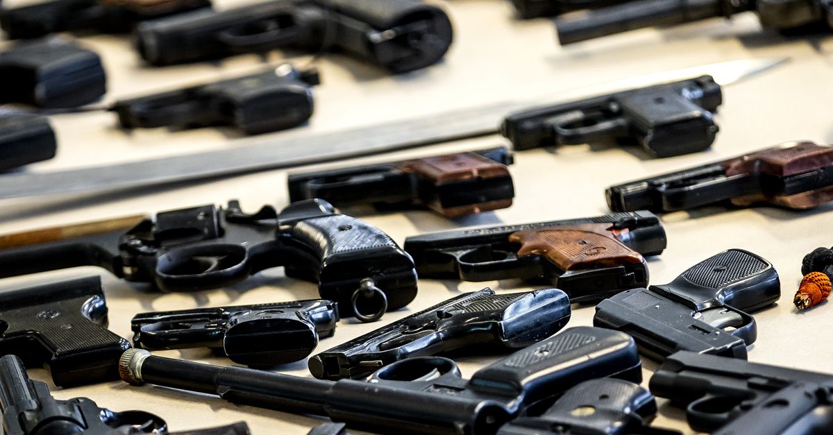 Minister Van Oosten vraagt België en Duitsland verkoop gaspistolen aan banden te leggen