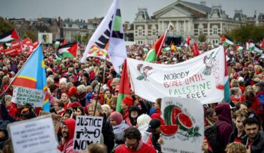 Demonstranten verzamelen op het Museumplein voor een Rode Lijn-protest.
