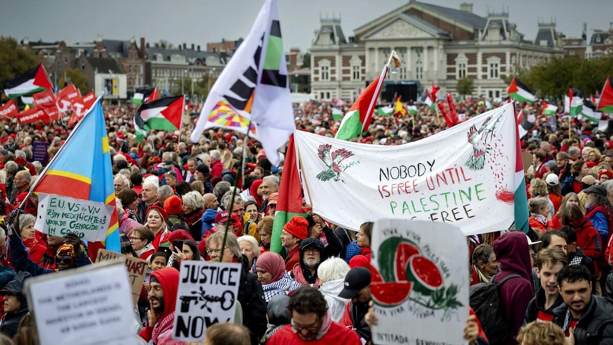 Demonstranten verzamelen op het Museumplein voor een Rode Lijn-protest.
