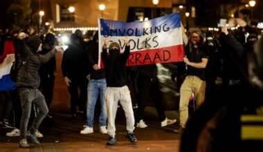 Arrests as anti-refugee protests erupt in more Dutch towns