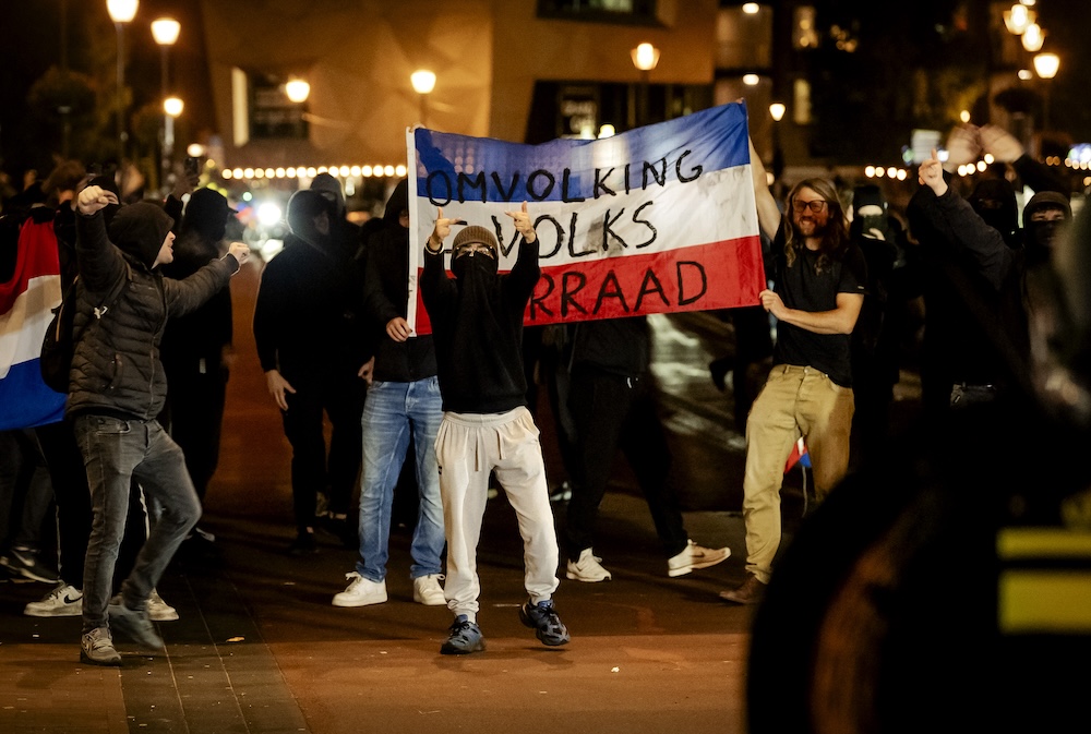 Arrests as anti-refugee protests erupt in more Dutch towns