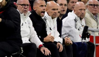 De bank van Ajax met assistent Fred Grim, John Heitinga van Ajax en assistent Marcel Keijzer.