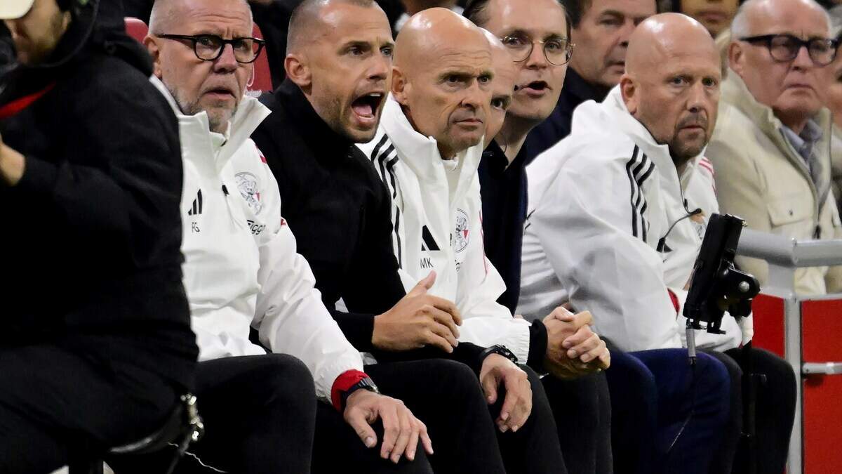 De bank van Ajax met assistent Fred Grim, John Heitinga van Ajax en assistent Marcel Keijzer.