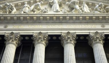 Wall Street Holds Steady Amid Shutdown Fears