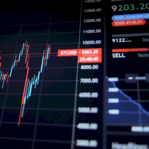 Borse oggi si preparano a una settimana di grandi eventi. Trump si avvicina alla Cina ma taglia con il Canada. Occhio a Eni