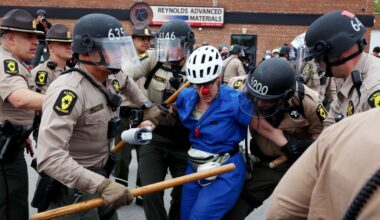 Protests continue outside Broadview ICE facility