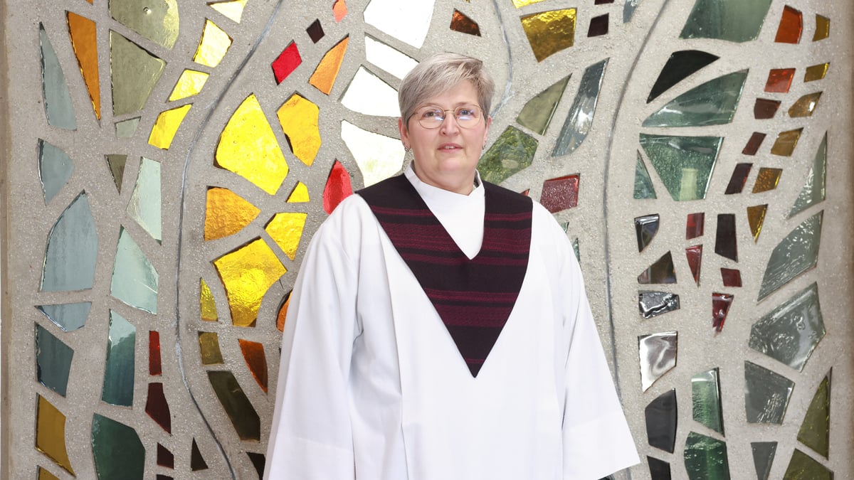 Seit 2022 ist Christiane Engel in der Begräbnispastoral tätig.