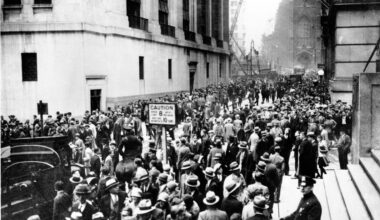 Crowd gathering on Wall Street in New York after the Wall Street crash late October 1929.