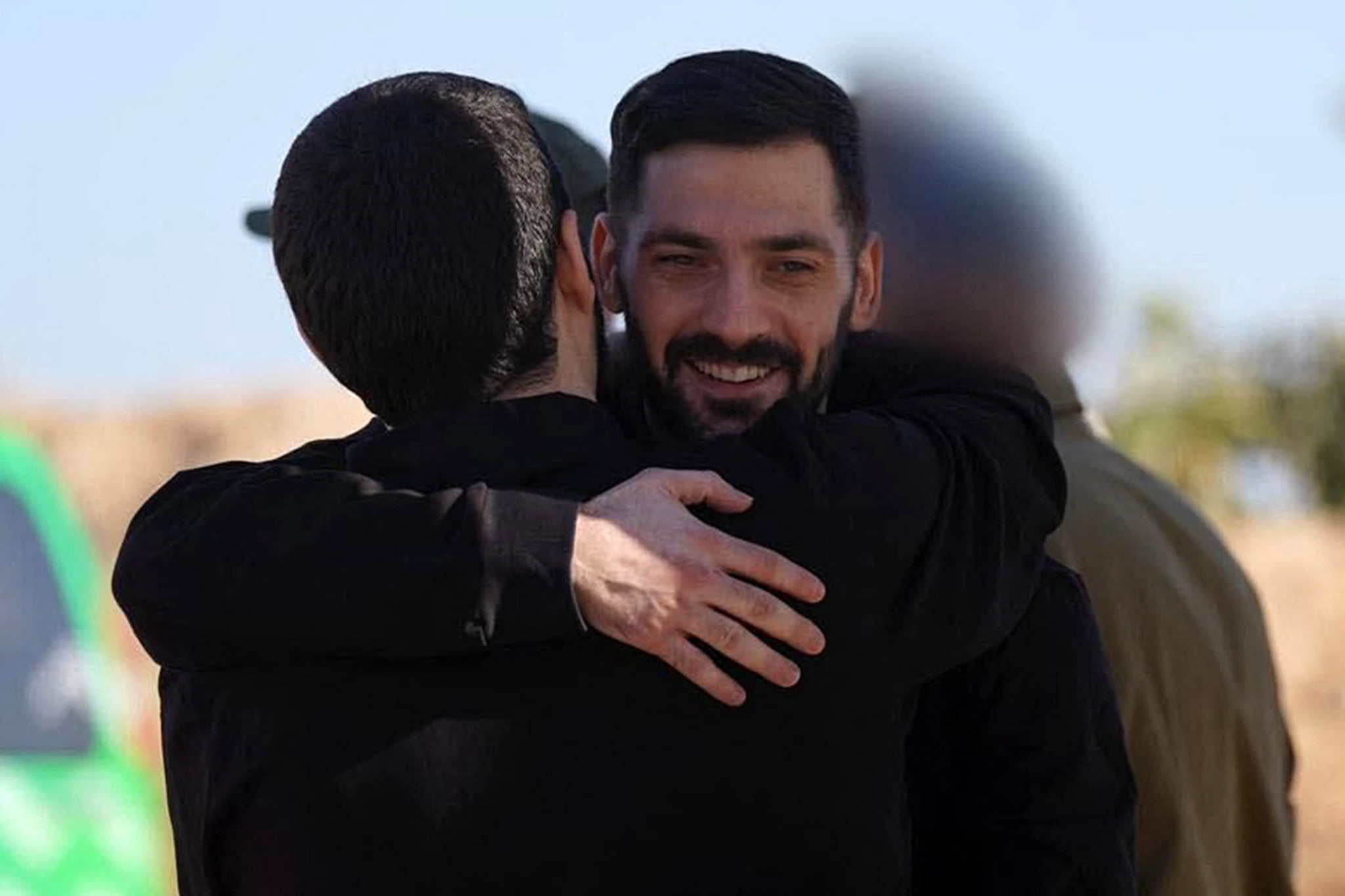 Gali Berman, ancien otage israélien, sourit en embrassant une autre personne après sa libération dans le cadre d’un échange de prisonniers entre Israël et Hamas le 13 octobre 2025.