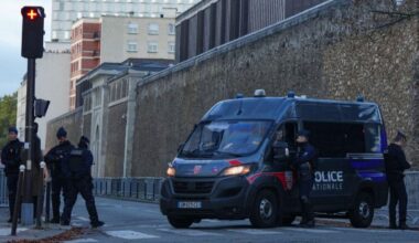 Insultes, menaces, gardes du corps : les débuts mouvementés de Nicolas Sarkozy derrière les barreaux