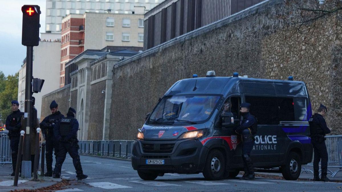 Insultes, menaces, gardes du corps : les débuts mouvementés de Nicolas Sarkozy derrière les barreaux