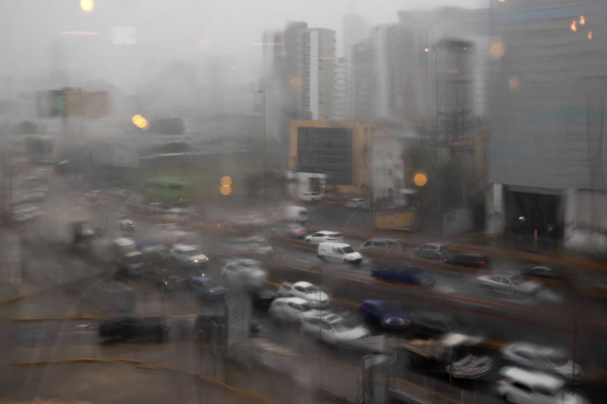 Fahrzeuge fahren im Regen auf der John F. Kennedy Avenue in Santo Domingo, verursacht durch Hurrikan Melissa im Oktober 2025.