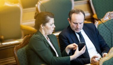 Politikerne vil beskytte børnene mod TikTok. Men hvad med deres egen SoMe-afhængighed? - Mens en 13-årig piges tiktokforbrug primært skader hende selv, er politikernes SoMe-afhængighed skadende for demokratiet. Tiden er inde til en debat om, hvorvidt politikere skal have adgang til sociale medier