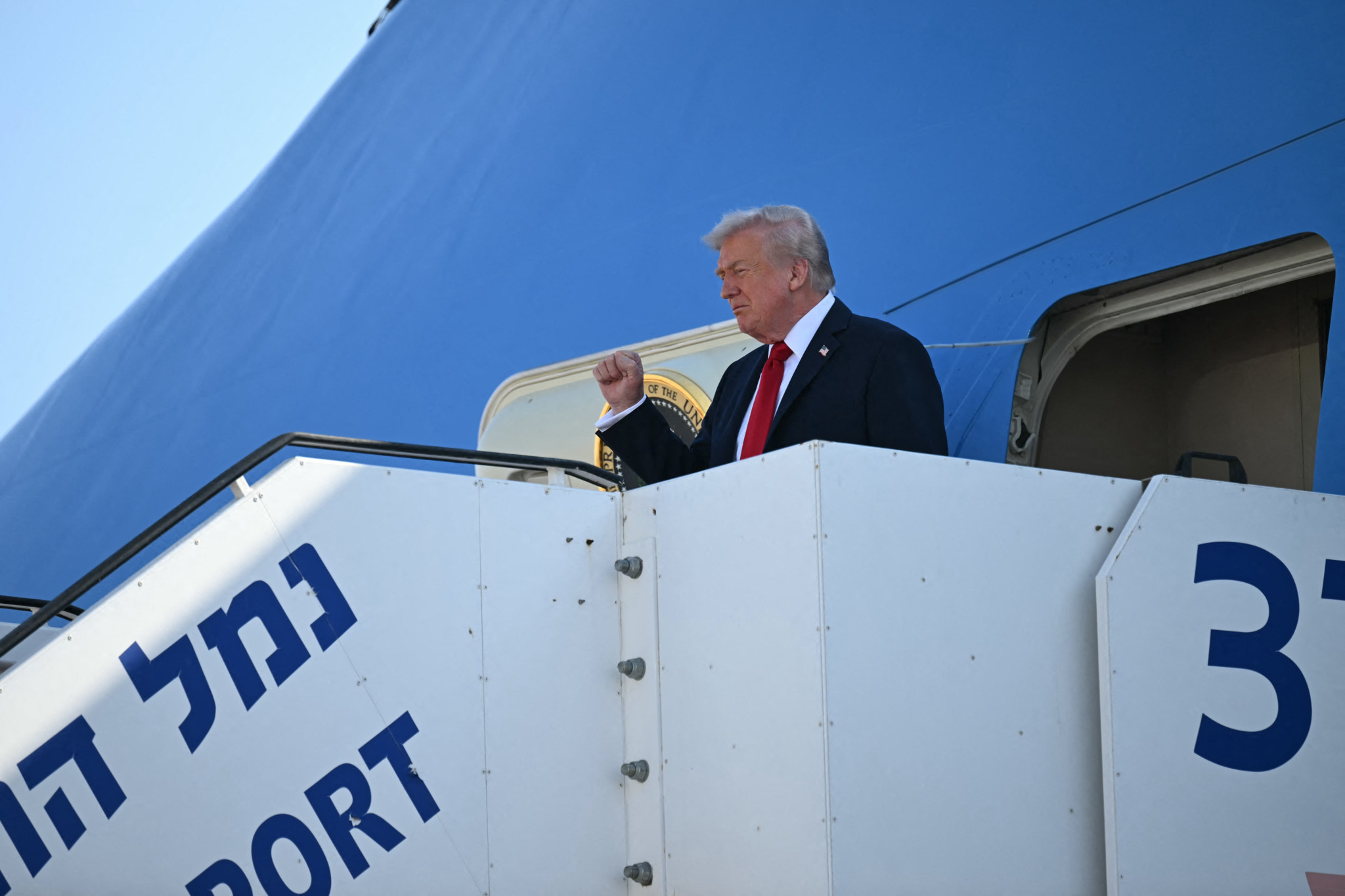 Donald Trump descend d’Air Force One à l’aéroport Ben Gurion près de Tel Aviv, préparant des rencontres en Israël et en Égypte.