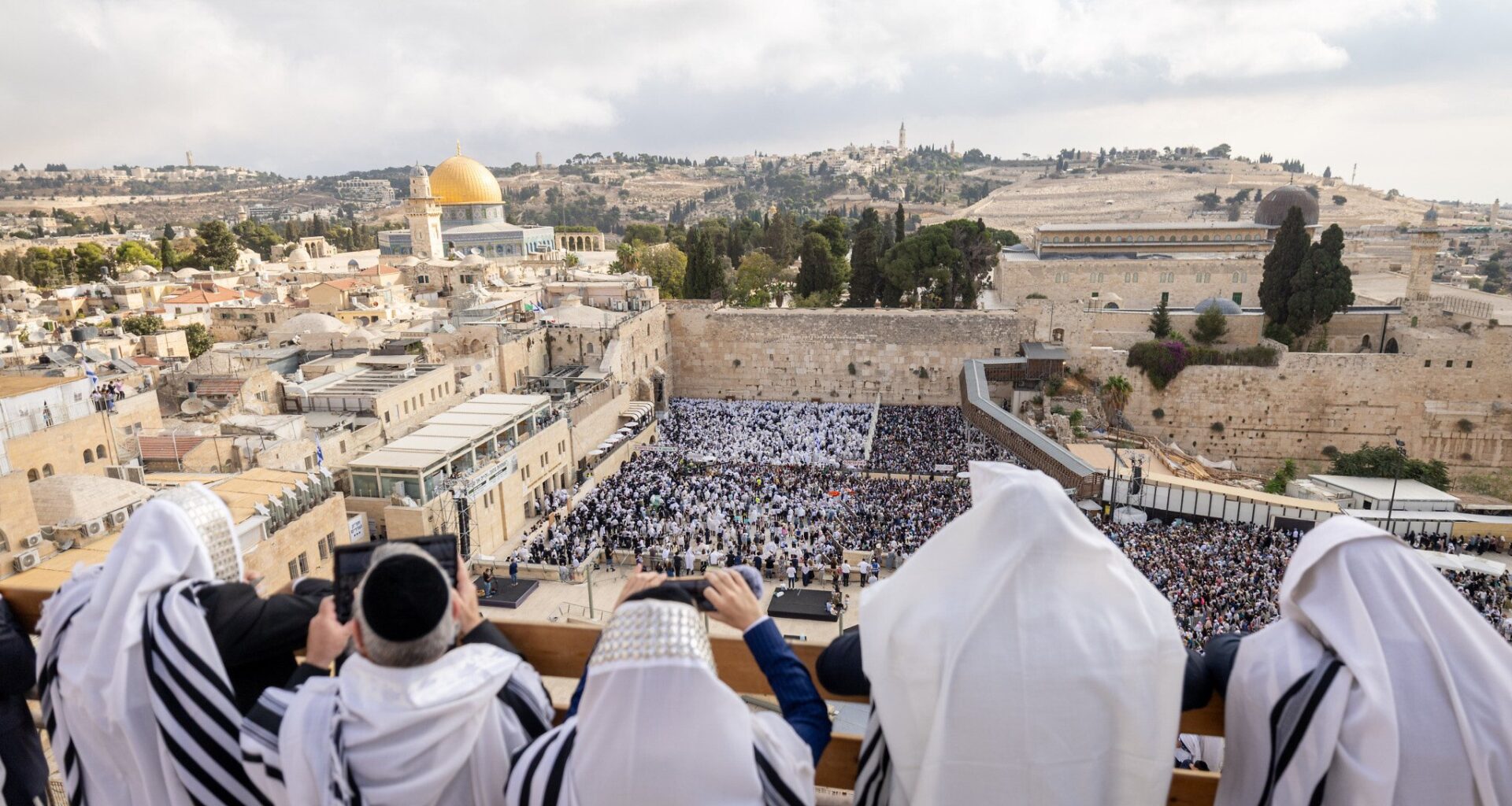 At 'priestly blessing' in Jerusalem, prayers, hope and 'mixed feelings' over hostage deal