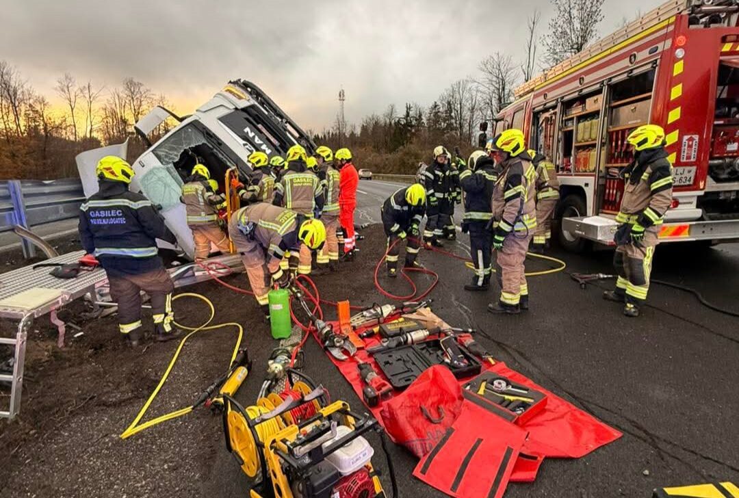 FOTO: Posledice prometne nesreče na avtocesti