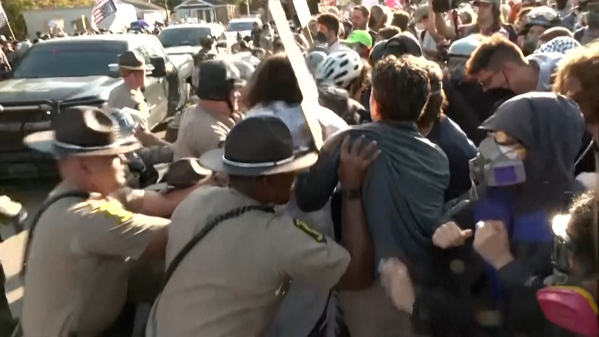 Click to play video: 'Scuffles, arrests at anti-ICE protest outside Chicago detention facility'