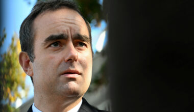 cover French PM urges end to &#8216;ridiculous spectacle&#8217; as budget deadline looms