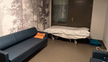 en seng og en sofa i et rom