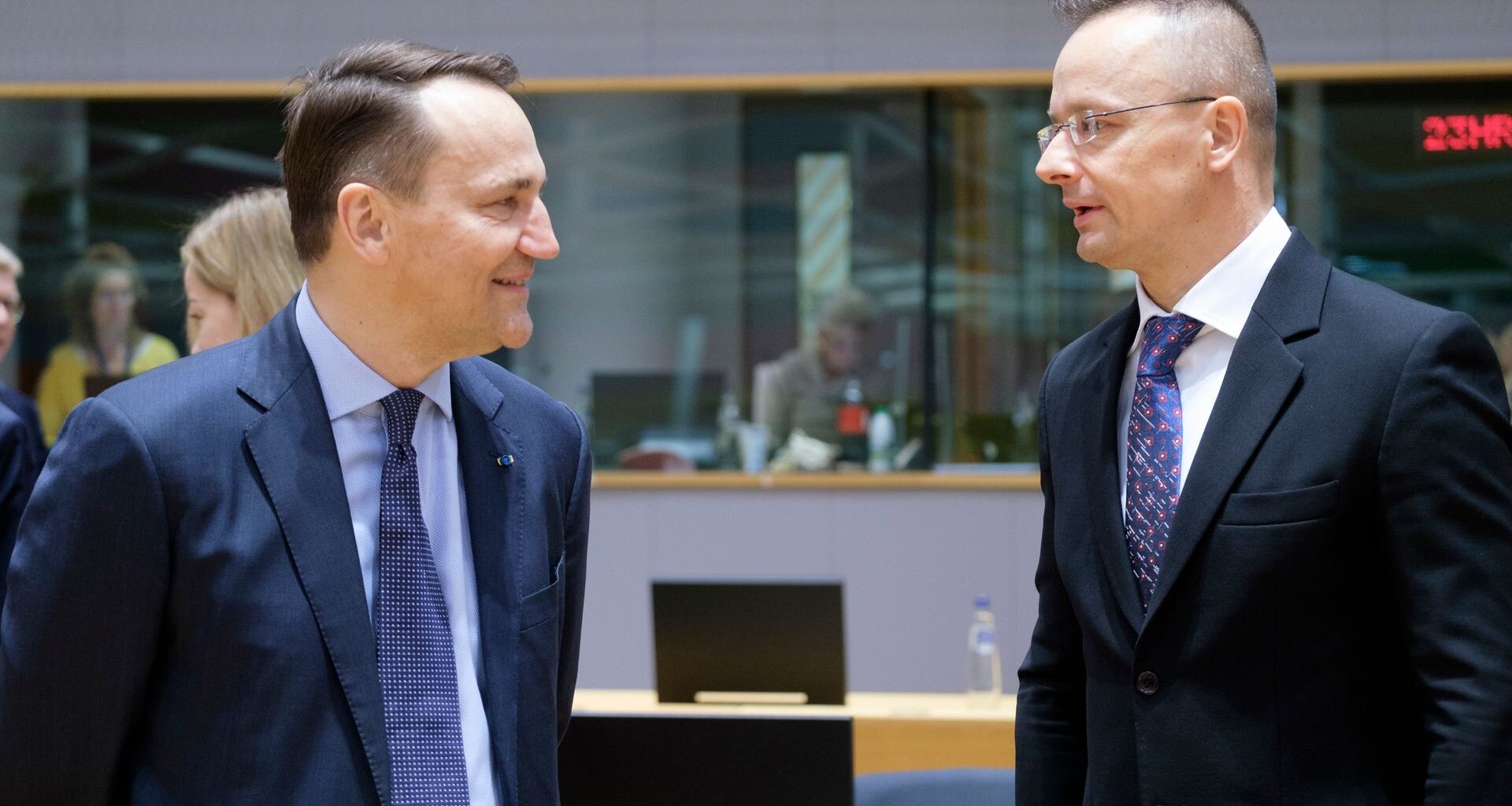 Poland hopes Ukraine knocks out Druzhba pipeline — Sikorski taunts Hungary