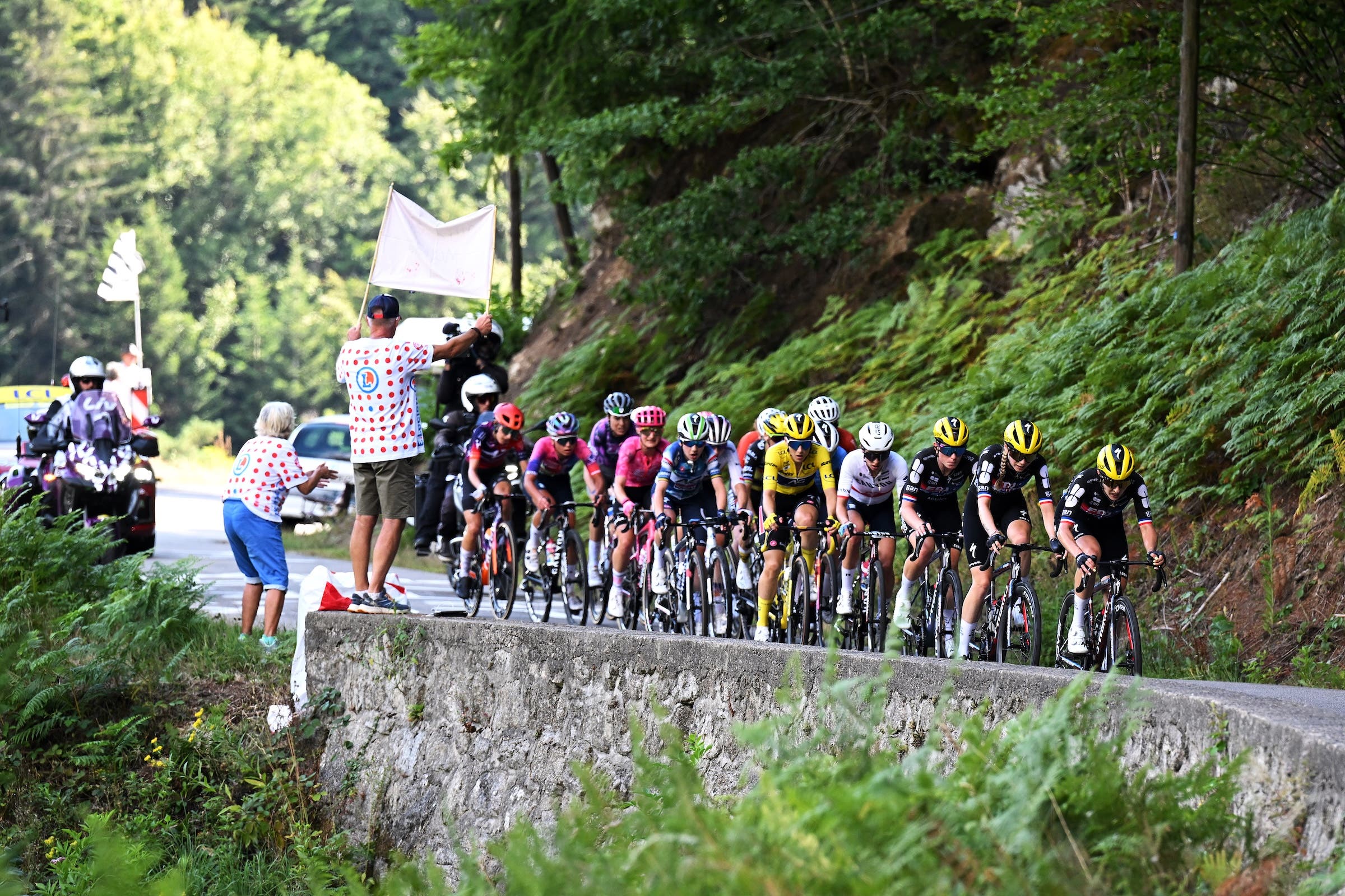 AMBERT, FRANCE - JULY 31: (L-R) Kimberley Le Court Pienaar of Mauritius and Team AG Insurance - Soudal - Yellow Leader Jersey, Katarzyna Niewiadoma of Poland and Team CANYON//SRAM zondacrypto, Demi Vollering of Netherlands, Evita Muzic of France and Juliette Labous of France and Team FDJ - SUEZ compete in the chase group during the 4th Tour de France Femmes 2025, Stage 6 /a 123.7km stage from Clermont-Ferrand to Ambert #UCIWWT / on July 31, 2025 in Ambert, France. (Photo by Szymon Gruchalski/Getty Images)