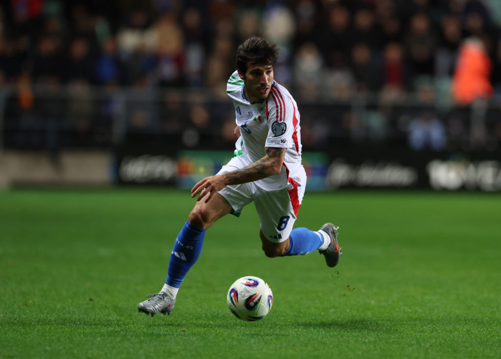 Sandro Tonali runs with the ball during a World Cup qualifier between Italy and Estonia.