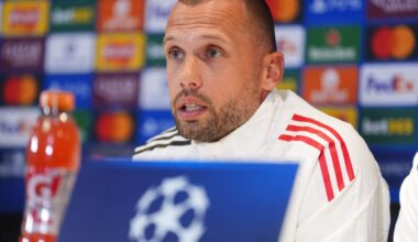 Ajax-trainer John Heitinga tijdens de persconferentie in aanloop naar Chelsea-uit.