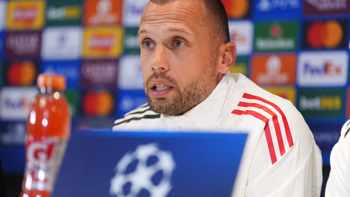 Ajax-trainer John Heitinga tijdens de persconferentie in aanloop naar Chelsea-uit.