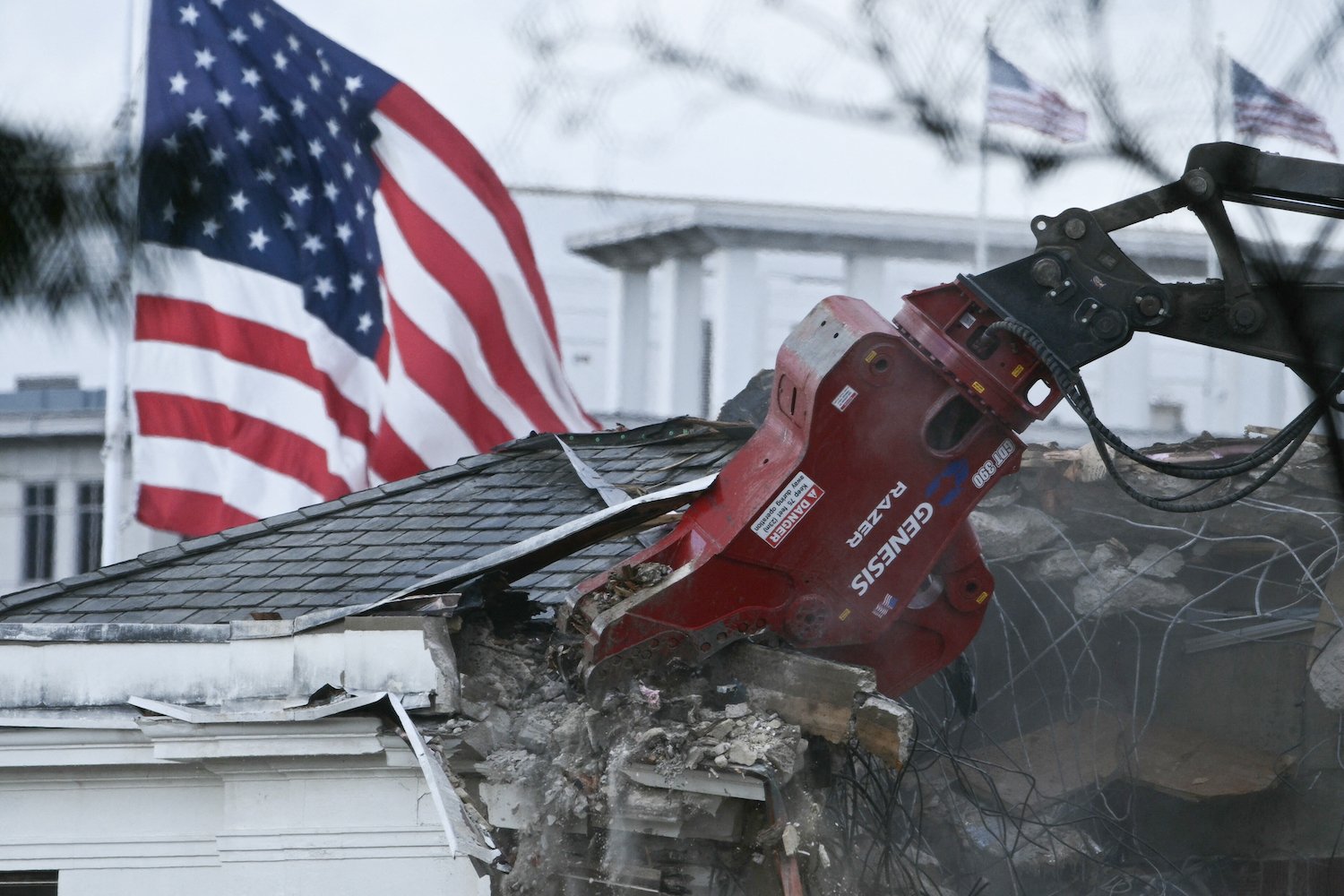 Heavy machinery tears down a section of the East Wing of the White House as construction begins on U.S. President Donald Trump’s planned ballroom, seen in Washington on Oct. 22.