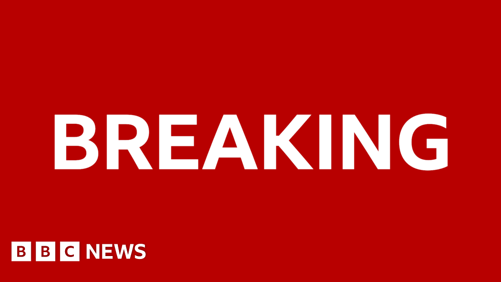 Lostprophets singer Ian Watkins dies in prison attack - BBC News