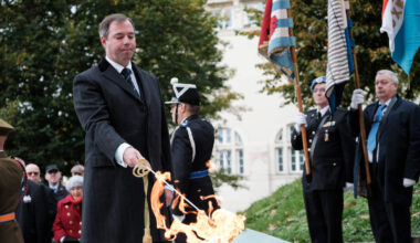 Großherzog Guillaume vor dem Nationaldenkmal der Luxemburger Solidarität. Es wurde zum Gedenken an die Toten des Zweiten Weltkrieges und zur Erinnerung an den Widerstand und die Solidarität des Luxemburger Volkes gegen die nationalsozialistische Besatzung errichtet.