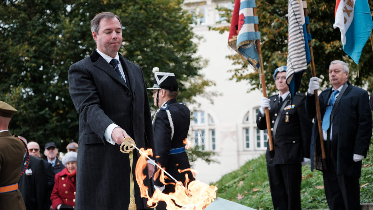 Großherzog Guillaume vor dem Nationaldenkmal der Luxemburger Solidarität. Es wurde zum Gedenken an die Toten des Zweiten Weltkrieges und zur Erinnerung an den Widerstand und die Solidarität des Luxemburger Volkes gegen die nationalsozialistische Besatzung errichtet.