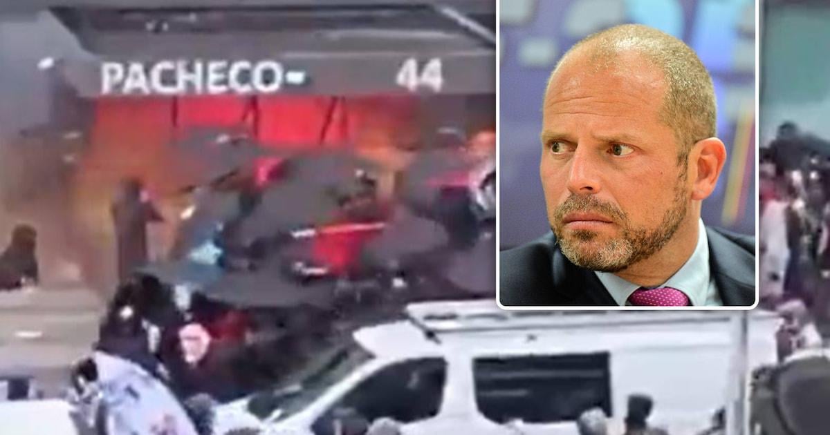 Minister Francken wil dat politie FN303-pistool inzet tegen “tuig” dat vernielingen aanbrengt