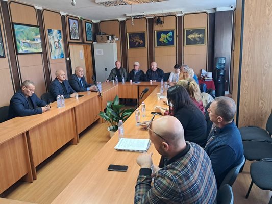 Депутатът Маноил Манев бе сред първите, разговаряли с електората си. Той си пусна кадри от срещата в Мъглиж с думите: “Мъглиж е първи!”.