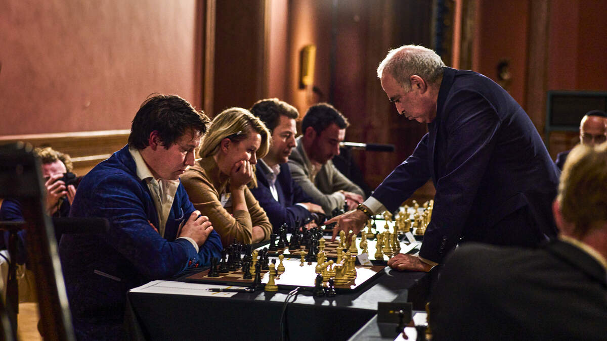 Els van Doesburg, Marc Coucke en een meisje van 9: zo lang hielden zij stand in schaakpartij tegen grootmeester Garry Kasparov